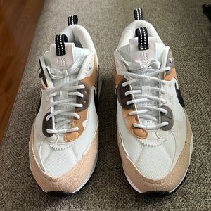 Nike Size 7 Women’s Air Max